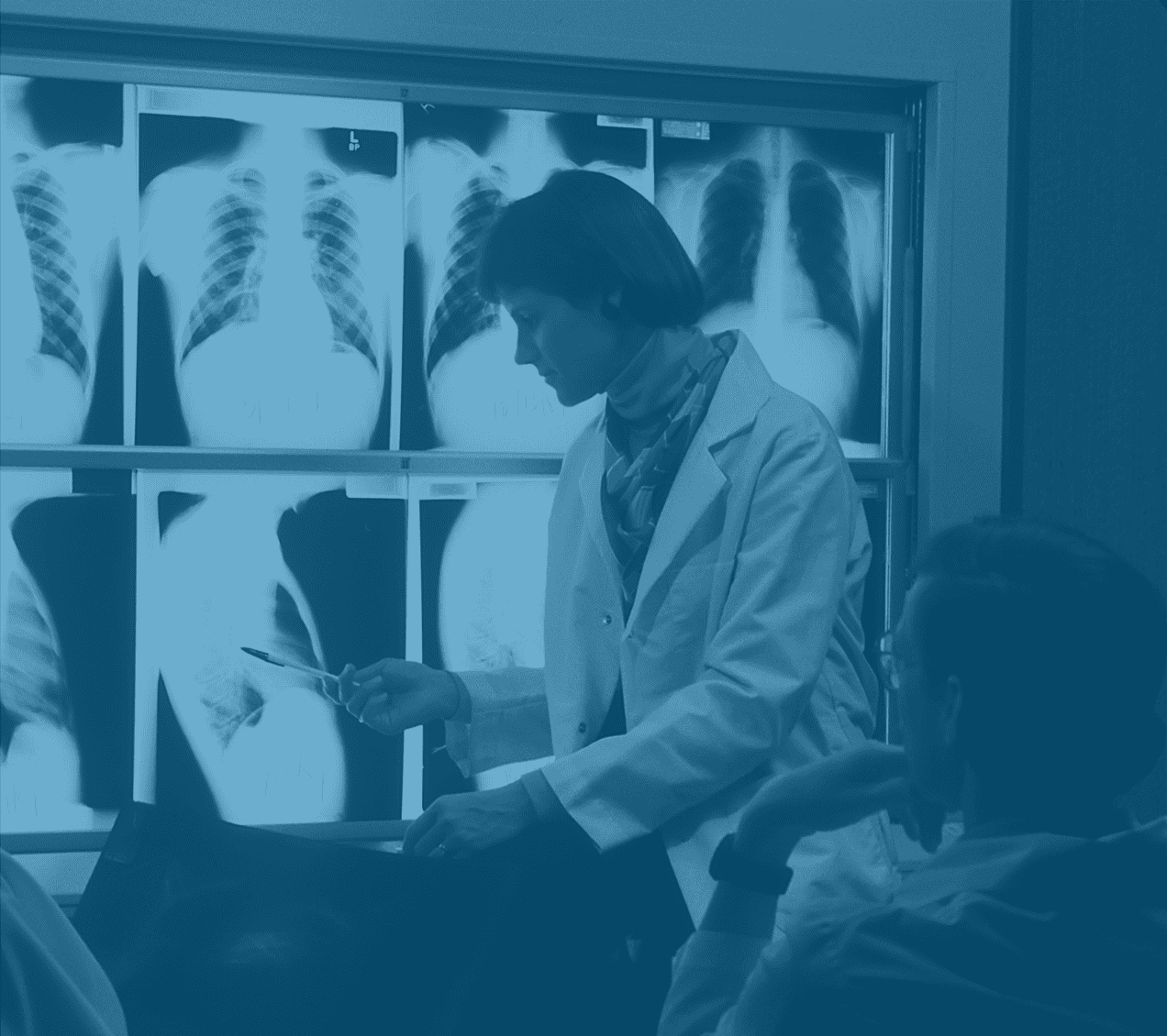 Échographiste réalisant une échographie dans un centre de prélèvement Bio-Test